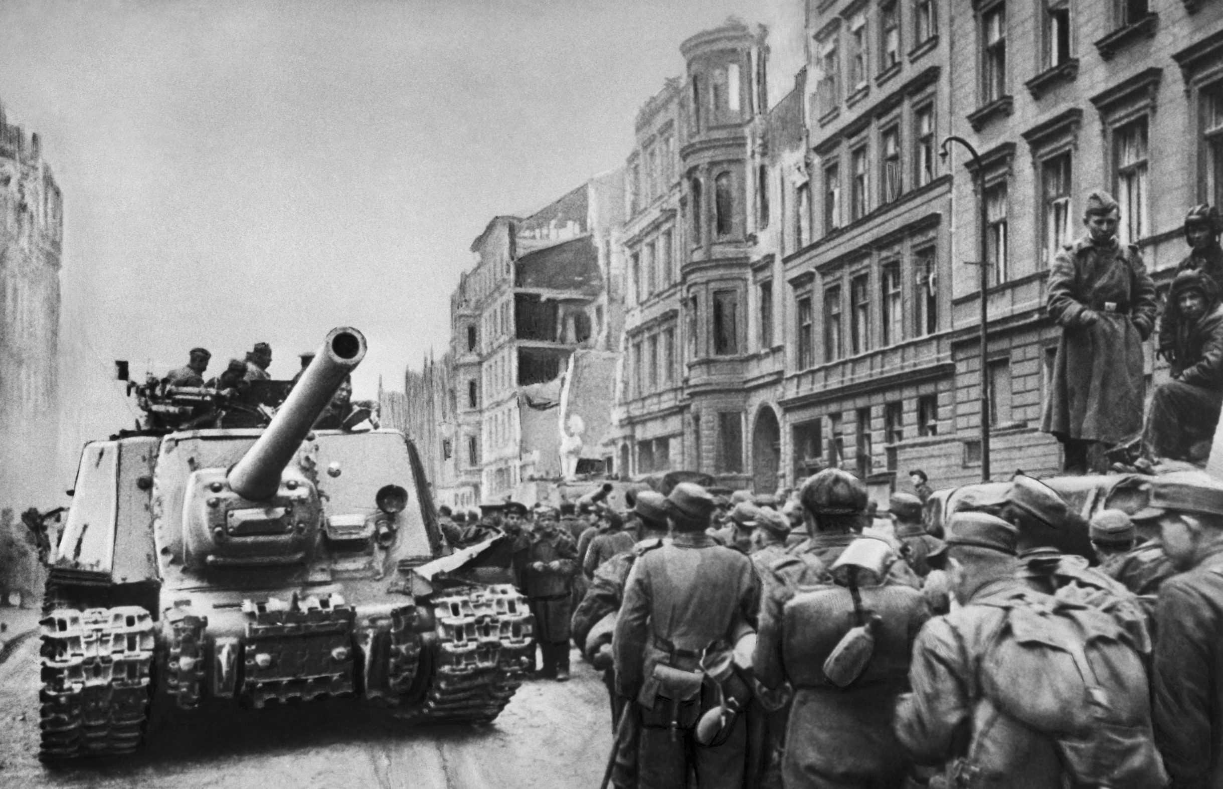 Москва берлин победа. Берлин, май 1945. Взятие Берлина (1945 год). ИСУ-152 В Берлине. Бой в городе Германия 1945.