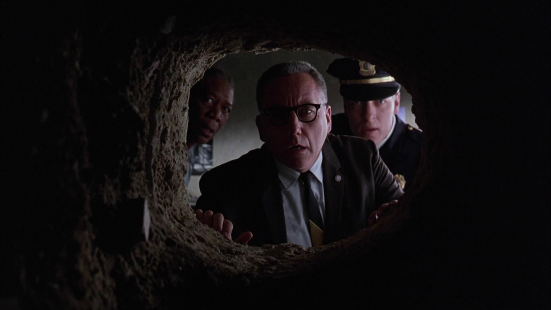 Нашла странную дыру в стене. Побег из Шоушенка - the Shawshank Redemption (1994). Побег из Шоушенка Энди Дюфрейн. Побег из Шоушенка тоннель.