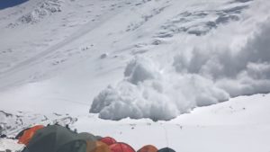 В Кабардино-Балкарии сноубордисты спровоцировали сход лавины