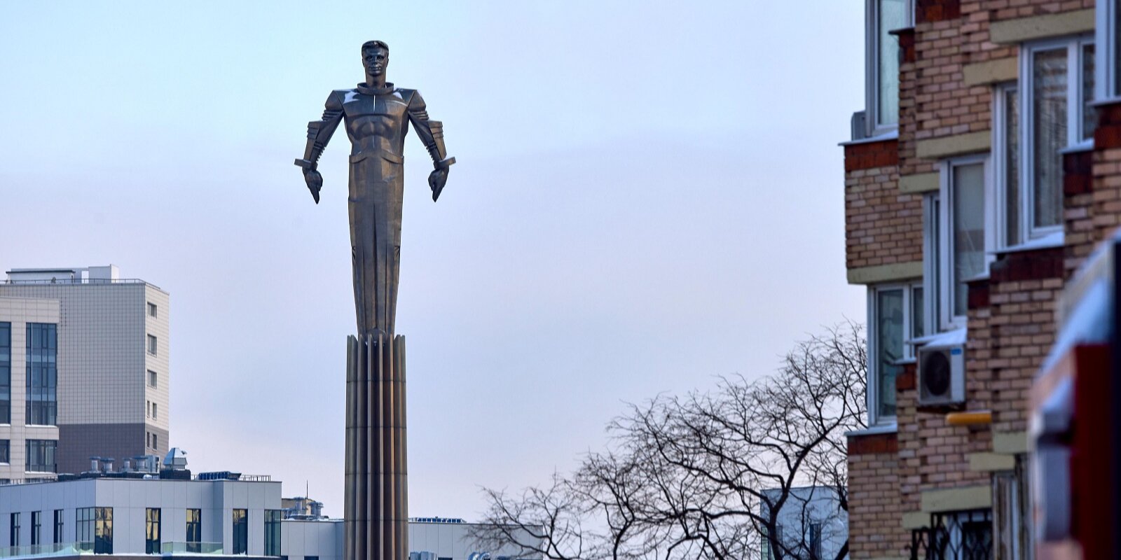 Сколько памятников гагарину. Гагарин статуя на Ленинском проспекте. Памятник Гагарину Москва Ленинский проспект. Статуя Юрия Гагарина в Москве. Памятник Юрию Гагарину на Ленинском проспекте.