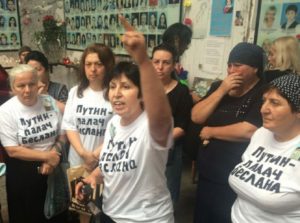 Выжившие в теракте в Беслане объявили голодовку в знак солидарности с Навальным