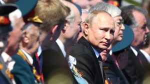 На параде Победы Путин поговорил с ветеранами Великой Отечественной войны