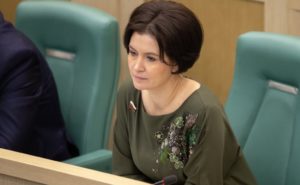 Ситуация с принудительной вакцинацией может быть использована для срыва выборов в Госдуму – сенатор Павлова