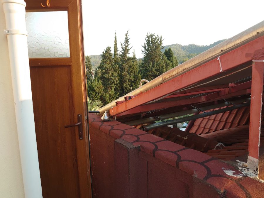 Из-за нехватки номеров, российских туристов заселили на крышу. 