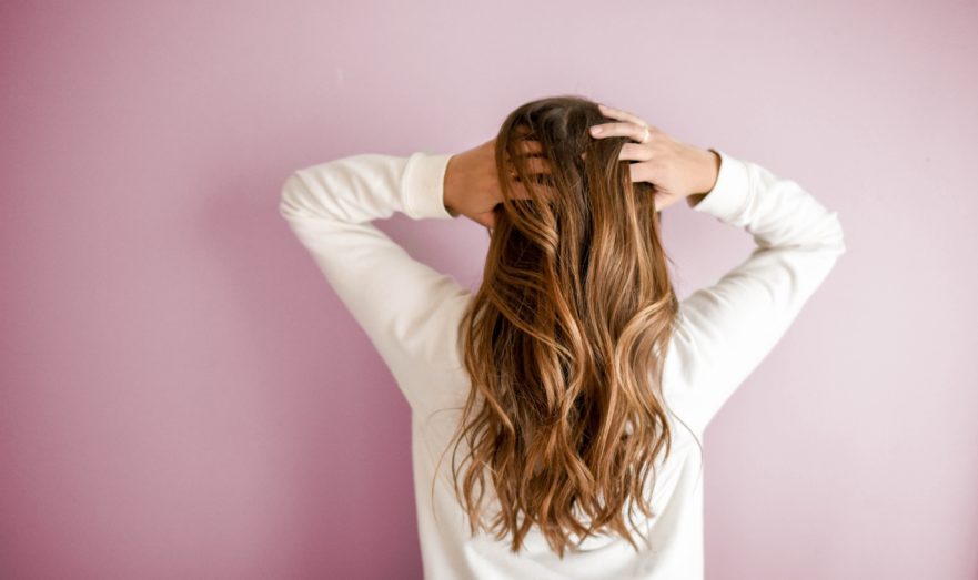 Почему волосы быстро жирнеют и что с ними делать: советы дерматолога