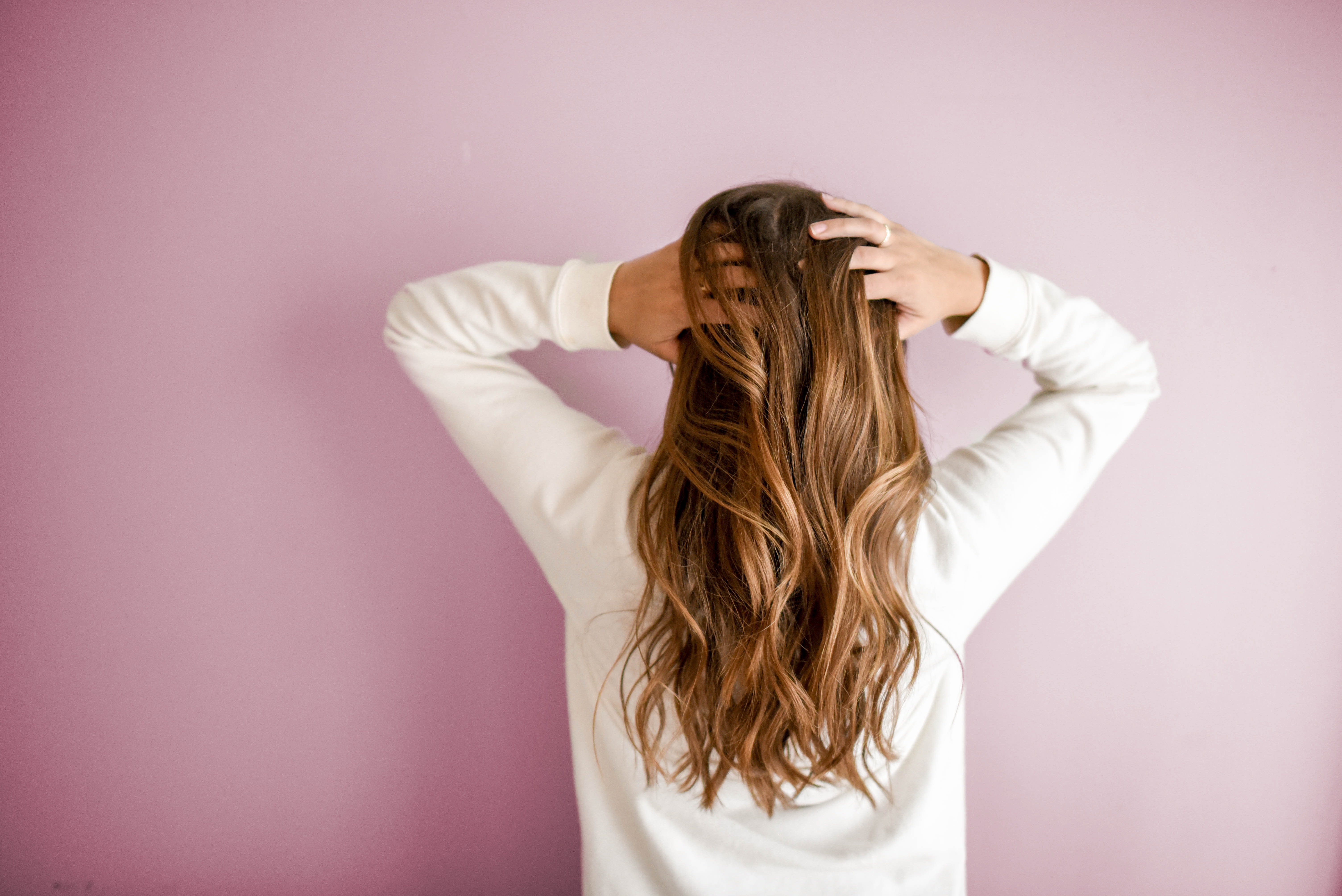 Почему волосы быстро жирнеют и что с ними делать: советы дерматолога