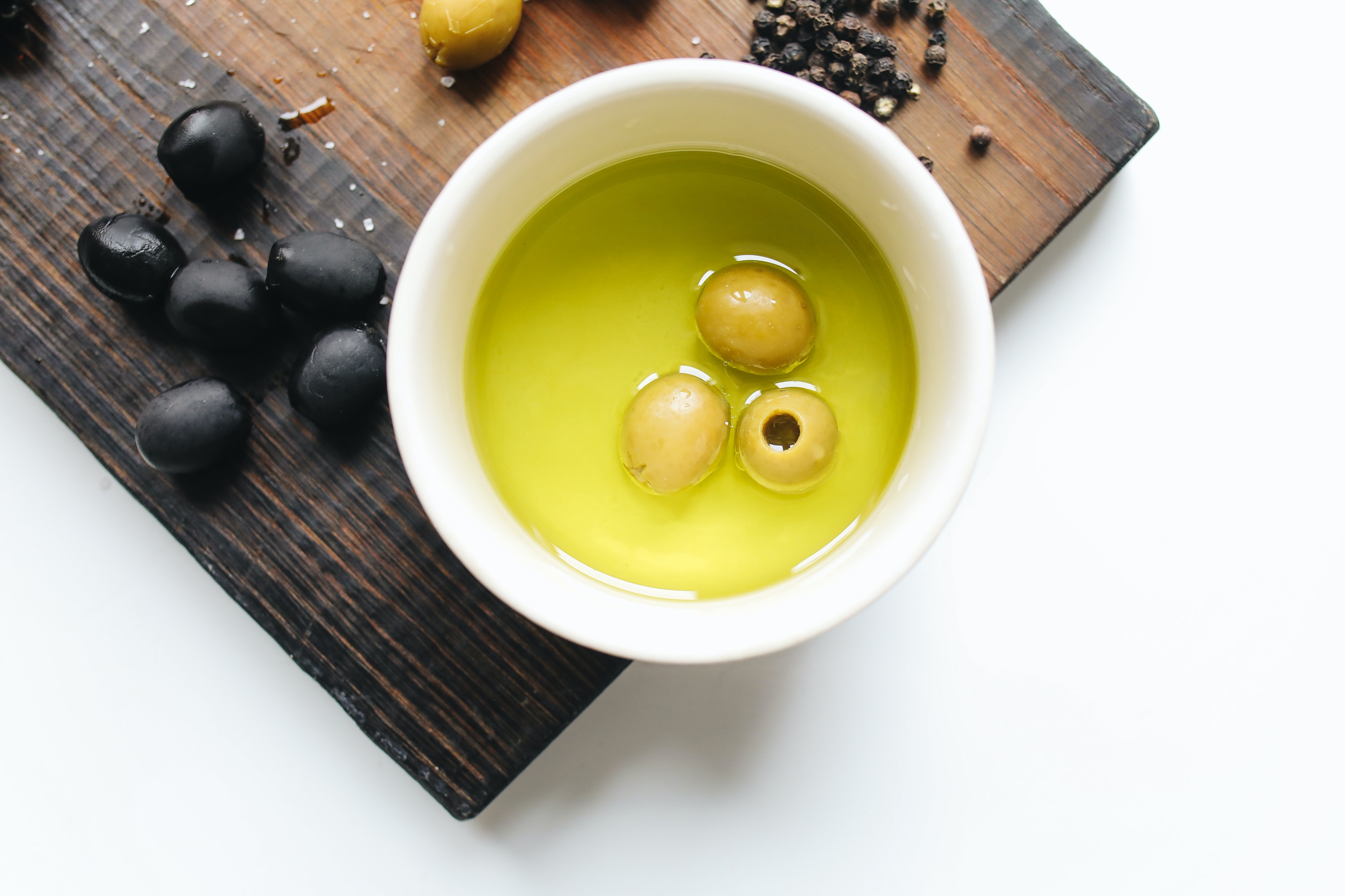 Оливковое масло полезное. Лечебный сорт оливкового масла. Чаши с оливковым маслом для освещения. Оливковое масло urgante.
