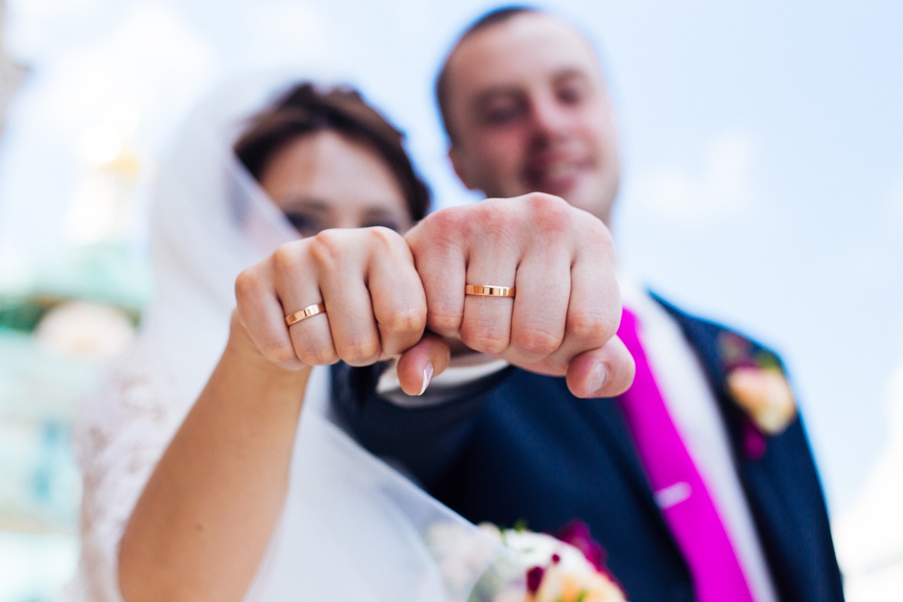 После загса что будет. Свадебная фотосессия в ЗАГСЕ. Молодожены в ЗАГСЕ. Кольца на свадьбу. Необычные Свадебные кольца.