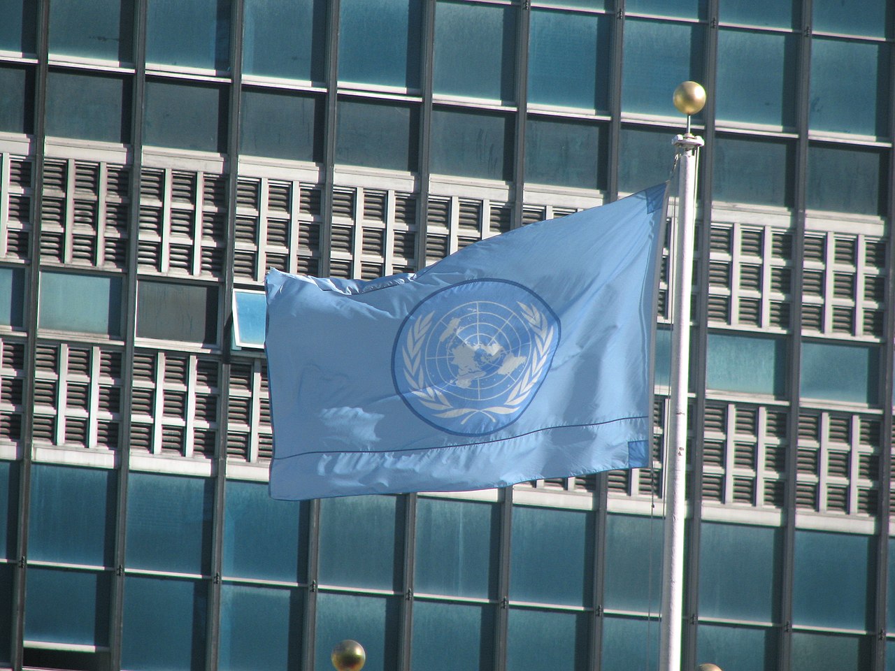 Укрепление оон. Фархан хак ООН. Войска ООН. Комитет по правам человека ООН здание. Флаг СССР В ООН.