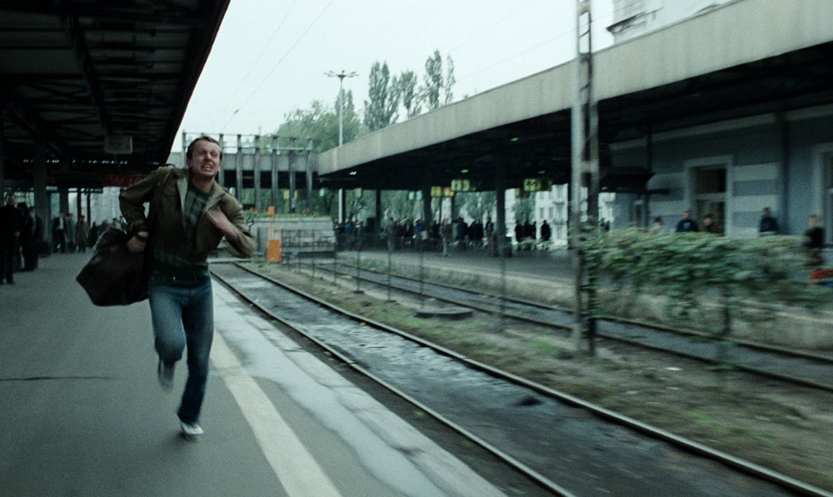 Бежит за уходящим поездом