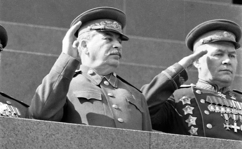 Лавров счел примитивным сравнение Путина со Сталиным