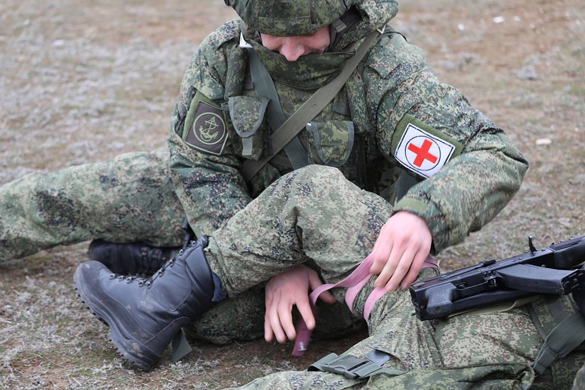 Раненый боец н или. Военный человек. Российский солдат.