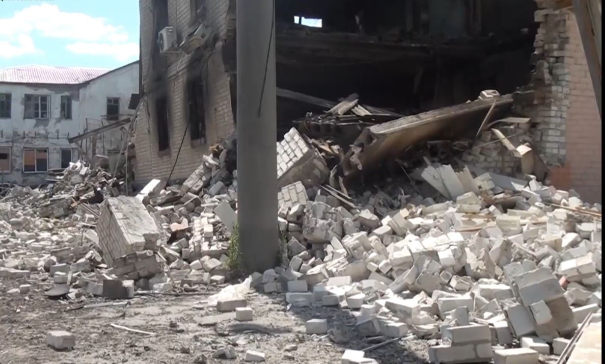 В Стаханове из-за обстрела со стороны ВСУ разрушено здание гостиницы