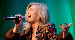 Вика Цыганова вслед за Shaman попробовала на вкус лед Байкала