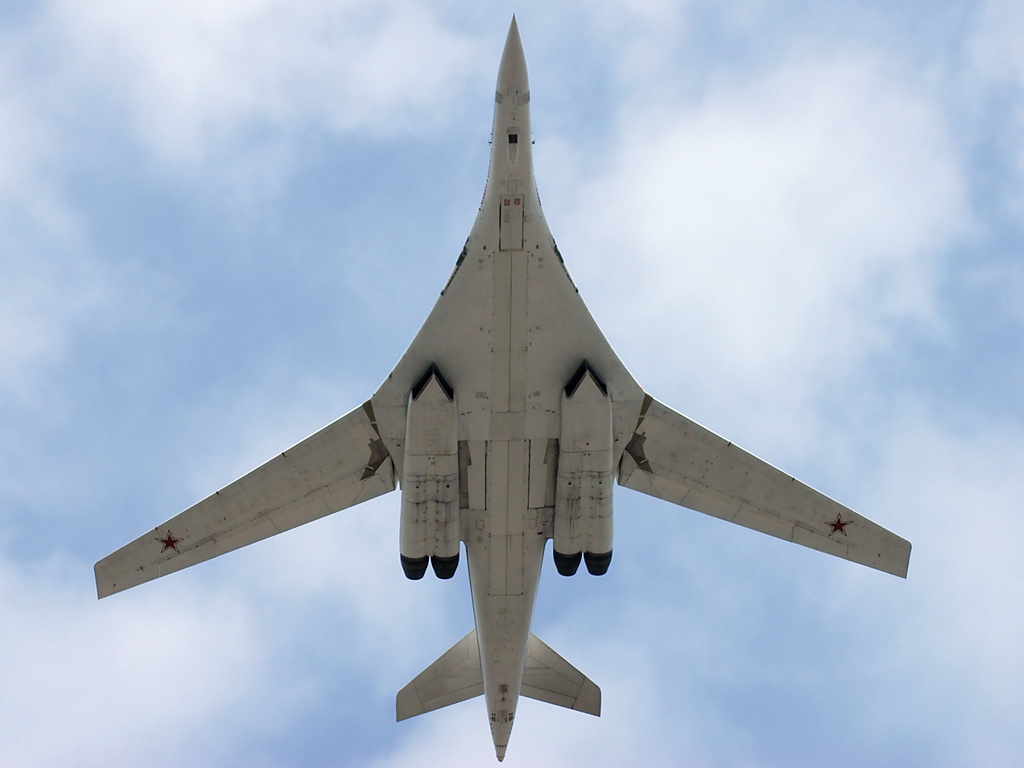Самолет бомбардировщик россии. Ту-160м. Белый лебедь самолет ту 160. Белый лебедь самолет ту 160 м-2. Ту 160м бомбардировщик стратегический.