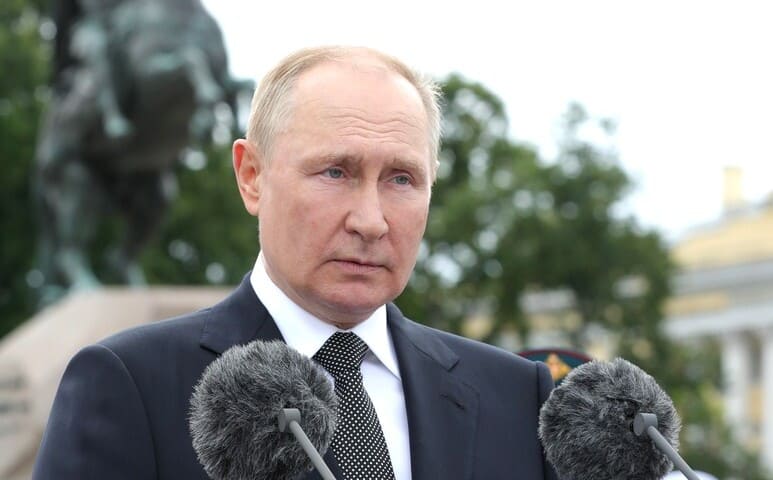 Путин осудил попытки пересмотреть вклад РФ в победу над нацизмом