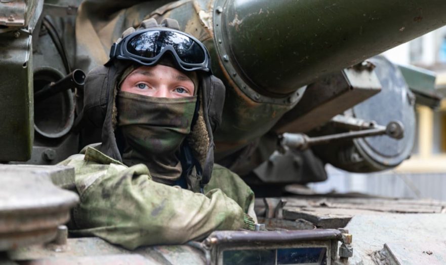 IZ.RU: Экипаж танка Т-90 ЮВО уничтожил роту ВСУ в зоне СВО на Украине