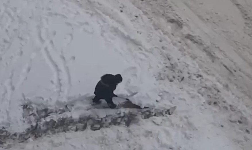 В Нижнем Новгороде второклассник в одиночку «победил» снег возле многоэтажки