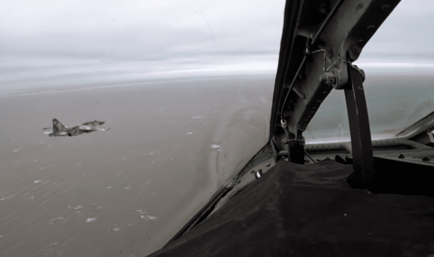 Минобороны РФ опубликовало видео ударов экипажами Су-25 по бронетехнике ВСУ