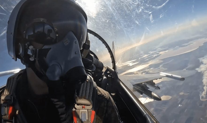 Минобороны показало кадры уничтожения Су-35С ВКС РФ украинского самолета