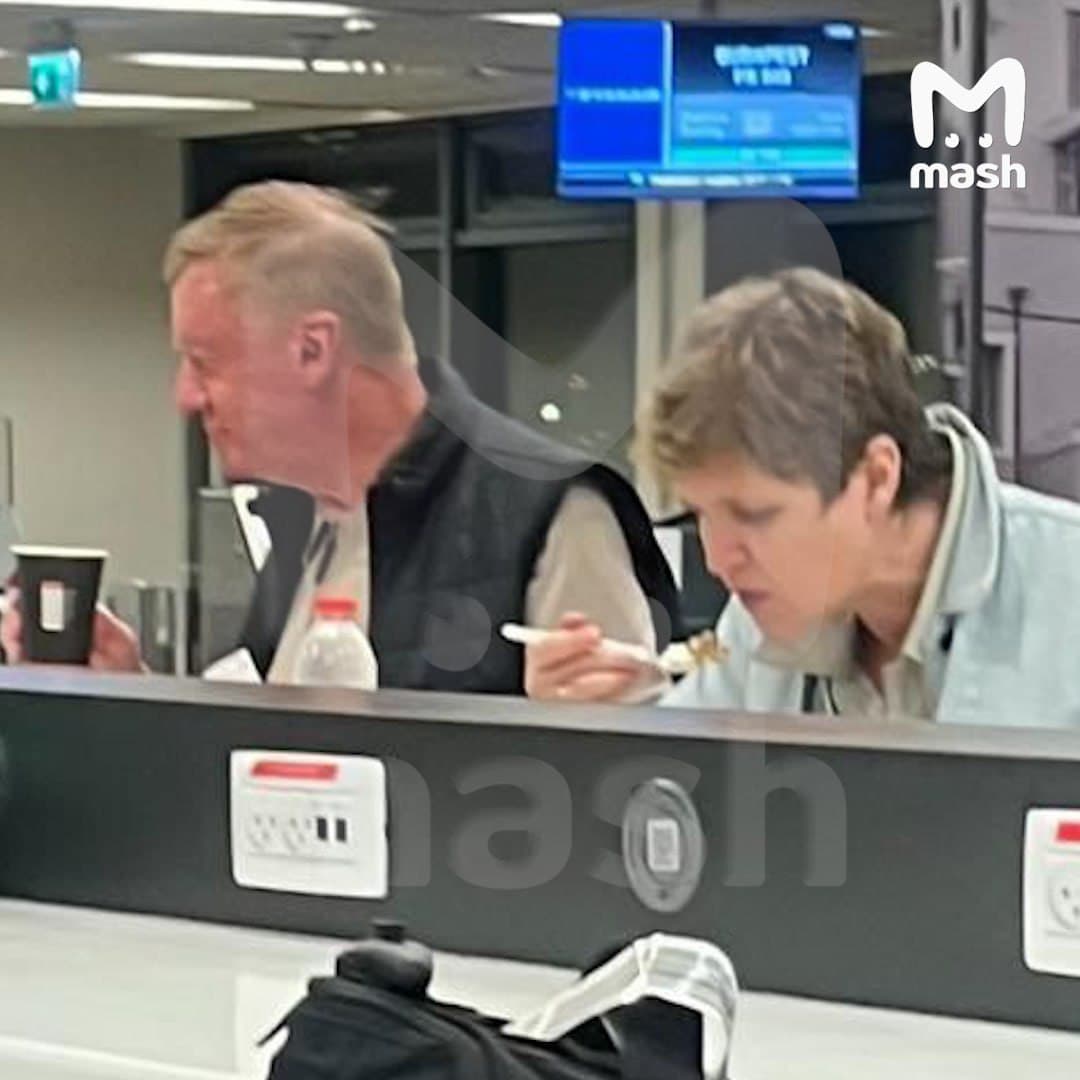 Mash показал фото Анатолия Чубайса в аэропорту Израиля за «бюджетным обедом»
