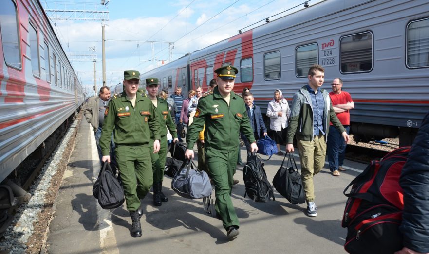 Военных РФ будут обслуживать в приоритетном порядке при покупке билетов на поезд