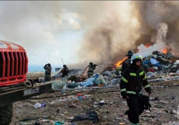 Во Владивостоке на мусорном полигоне разразился сильный пожар
