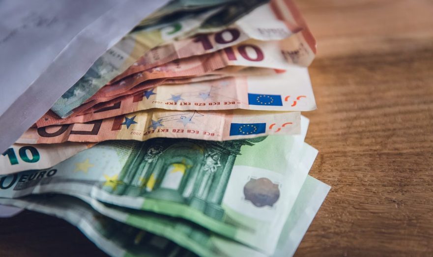 Мосбиржа: Евро упал ниже 76 рублей
