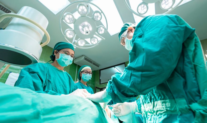 В Иркутске хирурги четыре часа оперировали школьницу с искривлением позвоночника