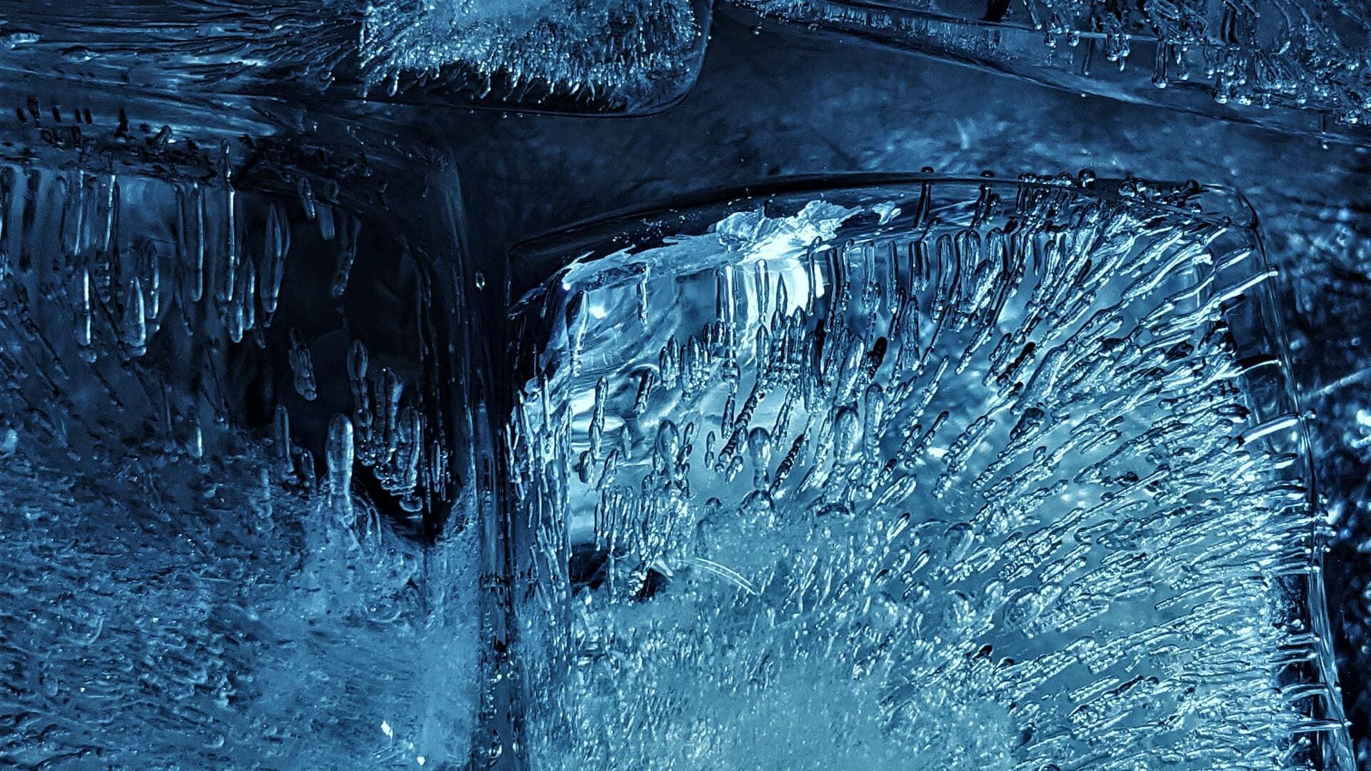 На город вечер упадет ледяной. Глыба льда. Ледяные глыбы воды в кузове. Глыбы льда на проводах. Фиолетовые глыбы льда.