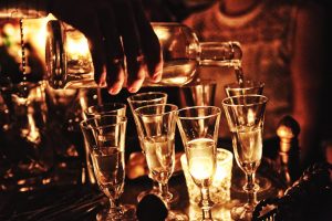 Юрист Соловьев: Опасным самодельным алкоголем торгуют из-под полы и через Интернет