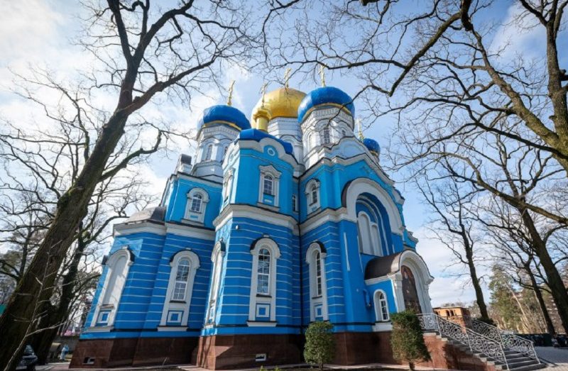 Храм Украинской православной церкви затопило в Херсоне после разрушения плотины Каховской ГЭС