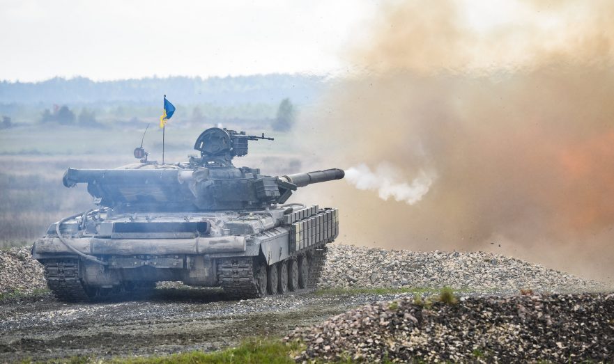 Расчёт гаубицы ВС РФ «Мста-Б» поразил танк ВСУ на ходу