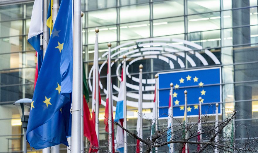 Евродепутат фон Крамон заявила, что Сербия должна выбрать ЕС или РФ
