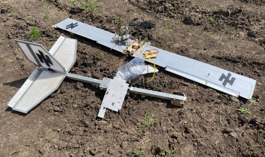 Бойцы ВСУ используют дешёвые самодельные дроны из фанеры и трубы