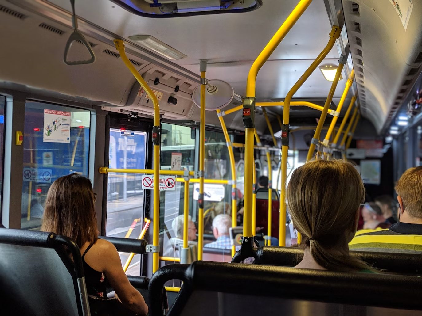 Автобус. Женщины в общественном транспорте. Пассажиры общественного транспорта. Женщина в автобусе. В автобусе можно разместить