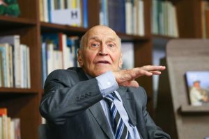 Дроздов призвал не спасать птенцов и не заводить дома диких животных