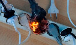 Что делать, если в доме закоротило розетку: Правила безопасности