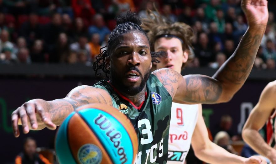 Судившего матч НБА Билла Кеннеди увезли с площадки на инвалидной коляске