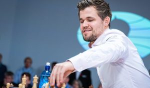 Артемьев обыграл Карлсена белыми фигурами и стал лидером ЧМ по рапиду