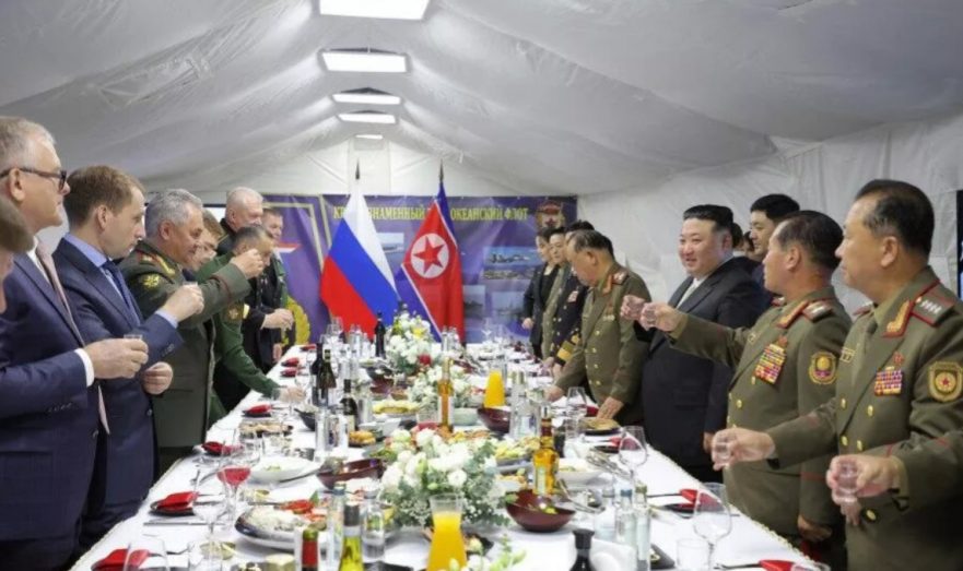 Ким Чен Ын и Шойгу пообедали в армейской палатке