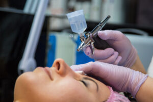 NYP: зумеры пристрастились к «уколам красоты» и столкнулись с ранним старением