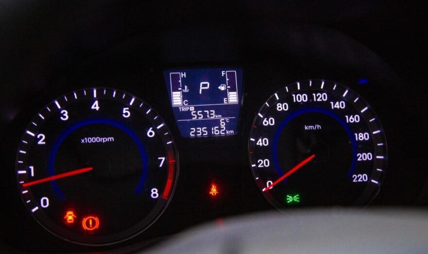 Новые налоги, рейтинги автошкол и цифровые штрафы: Что ждет водителей в 2026 году