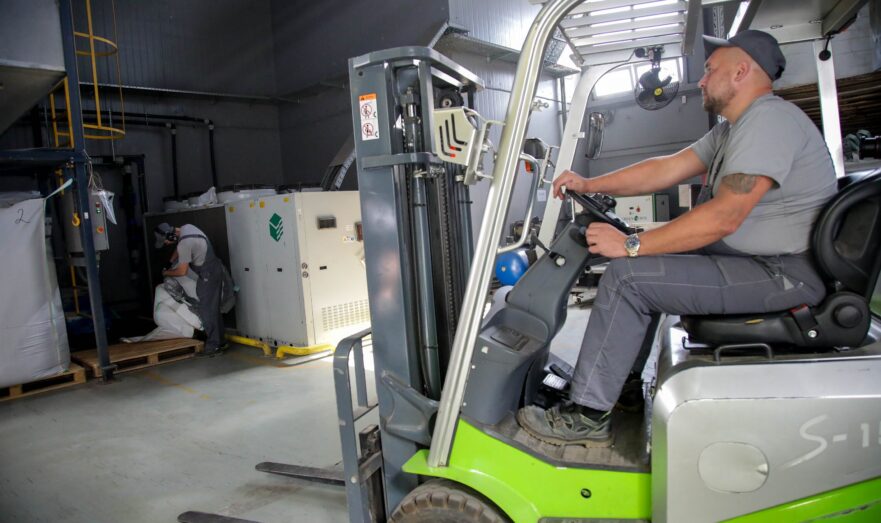 Штабелер для склада: Какие бывают и как выбрать